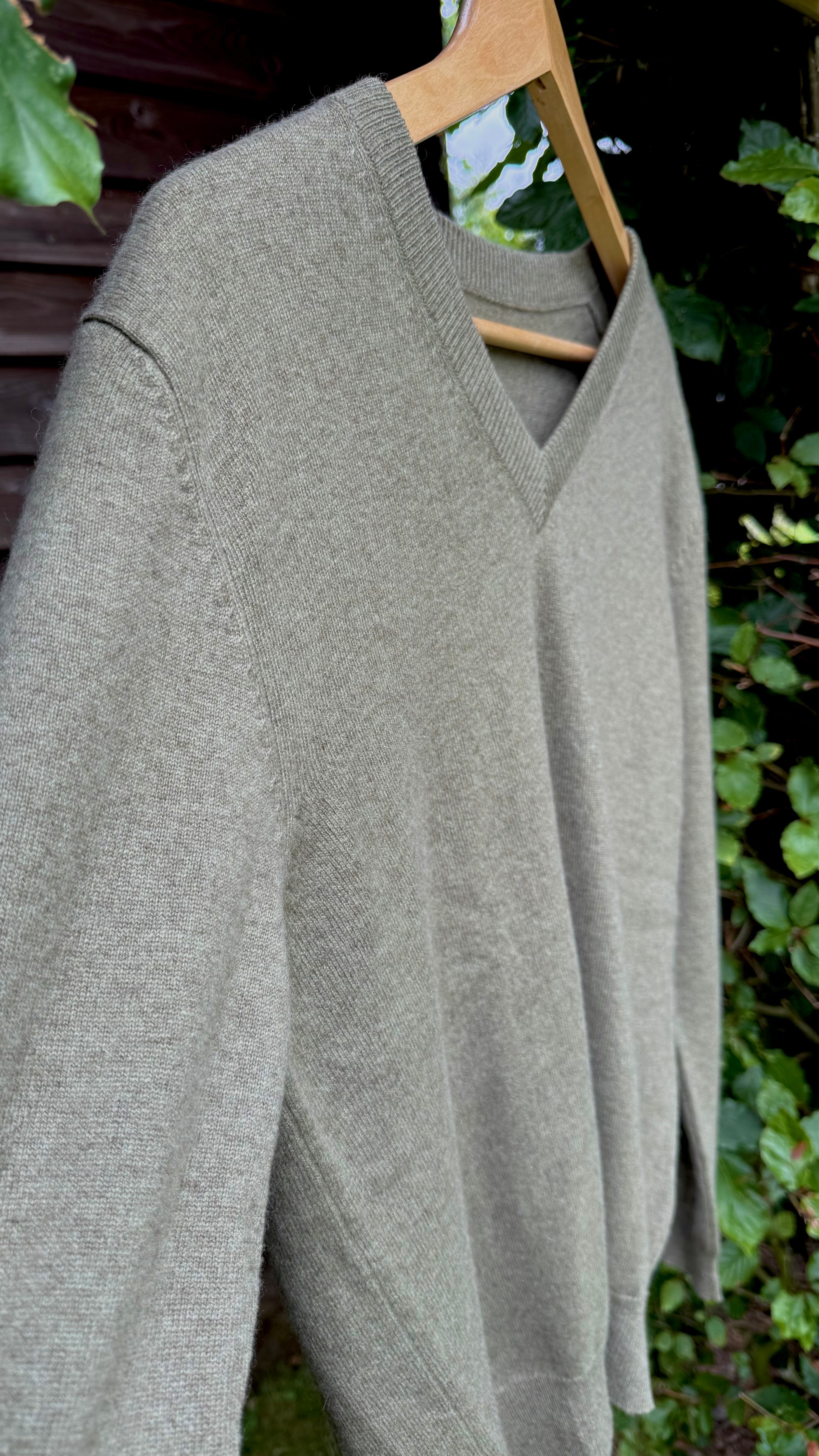 Botanically-Dyed Handknit Cashmere V-Neck Sweater | Juniperus