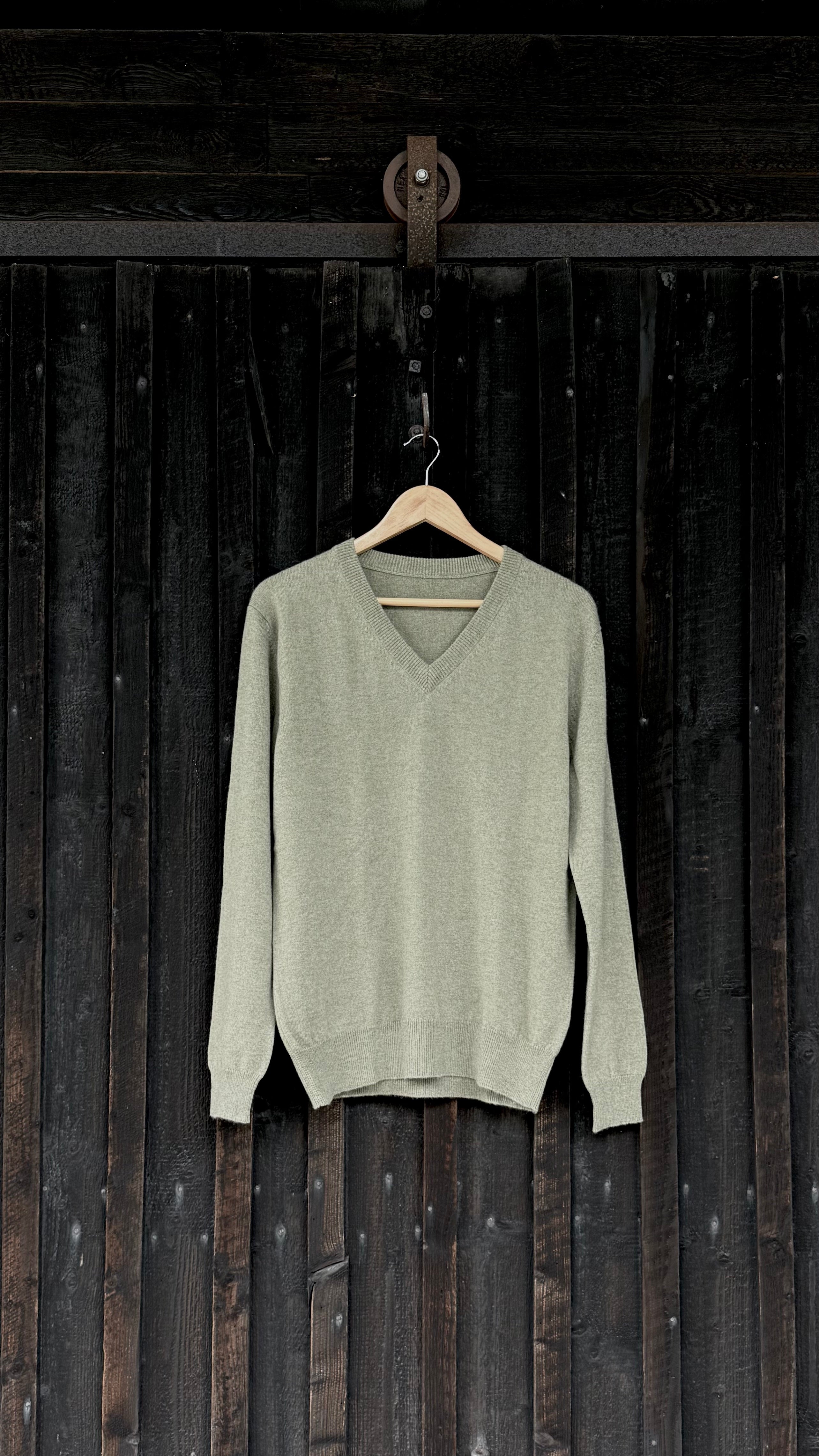 Botanically-Dyed Handknit Cashmere V-Neck Sweater | Juniperus